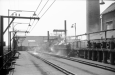 837296 Afbeelding van het spoor boven de cokesbatterij van de gemeentelijke gasfabriek aan de Blauwkapelseweg te Utrecht.